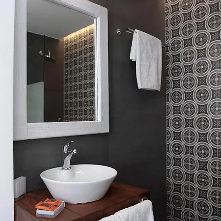 Traditional Lindian לינדוס